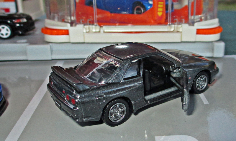 Illustration for article titled Land of the Rising Sunday: Autobacs (and an R32)
